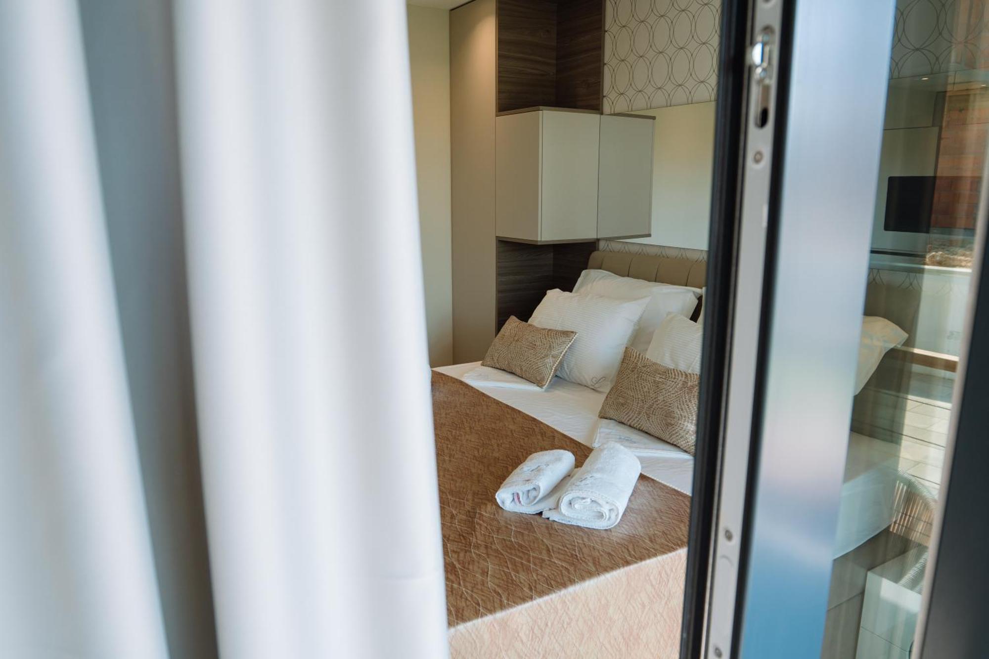 Lena Luxury Apartment